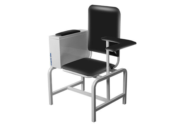 Черный ручной стул донора с регулируемыми подлокотником и шкафом